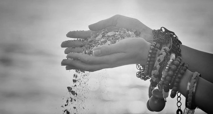 lady-hands-with-full-of-sand (1)